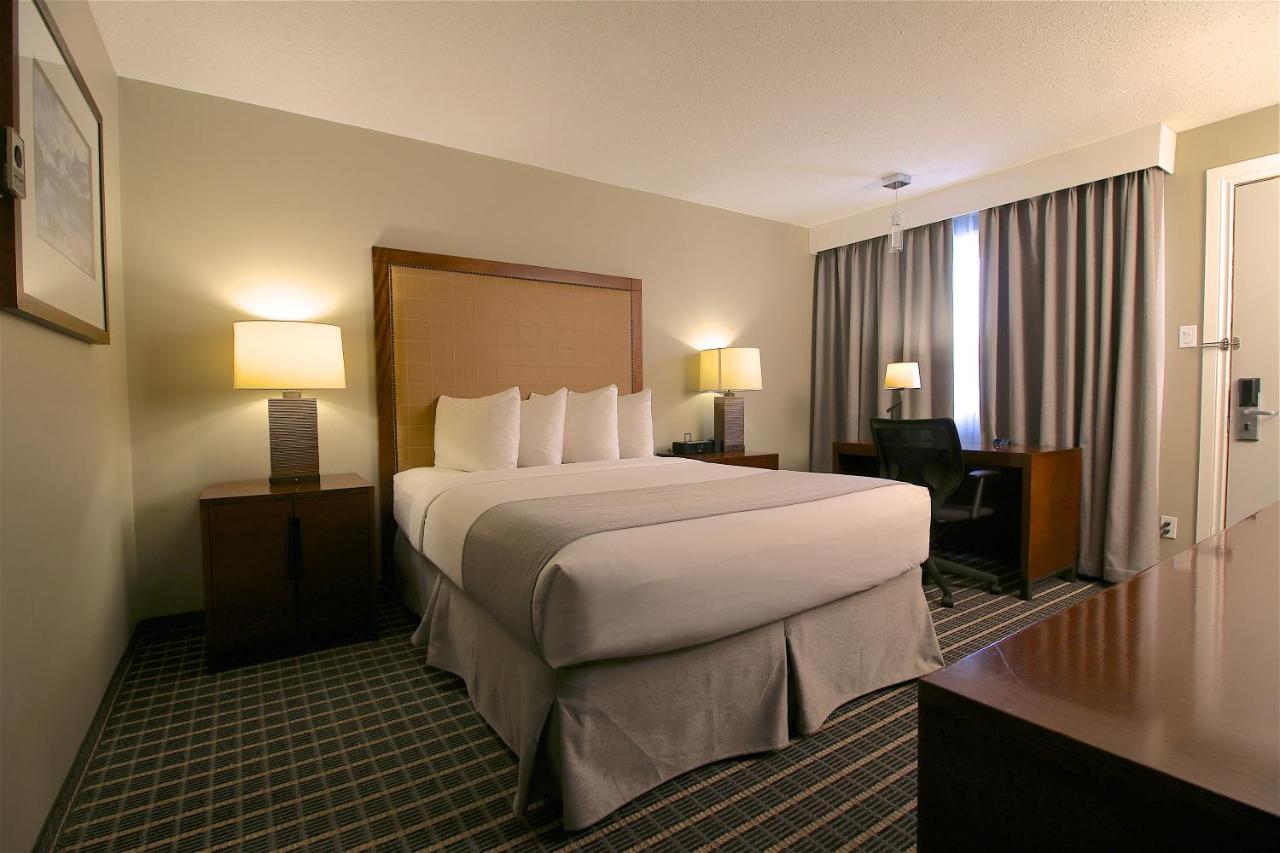 Clarion Pointe Hotel Medicine Hat Exterior photo