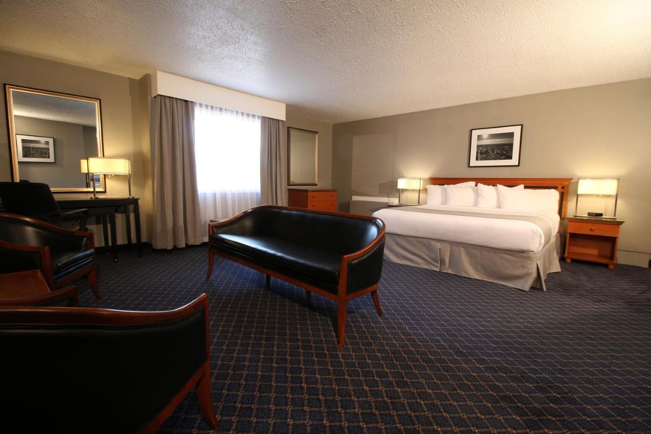 Clarion Pointe Hotel Medicine Hat Exterior photo