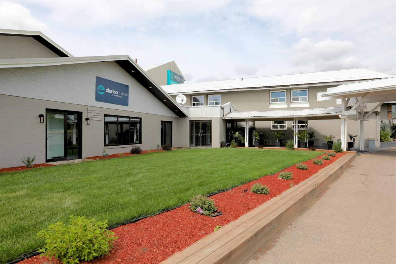 Clarion Pointe Hotel Medicine Hat Exterior photo