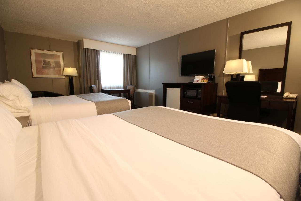 Clarion Pointe Hotel Medicine Hat Exterior photo