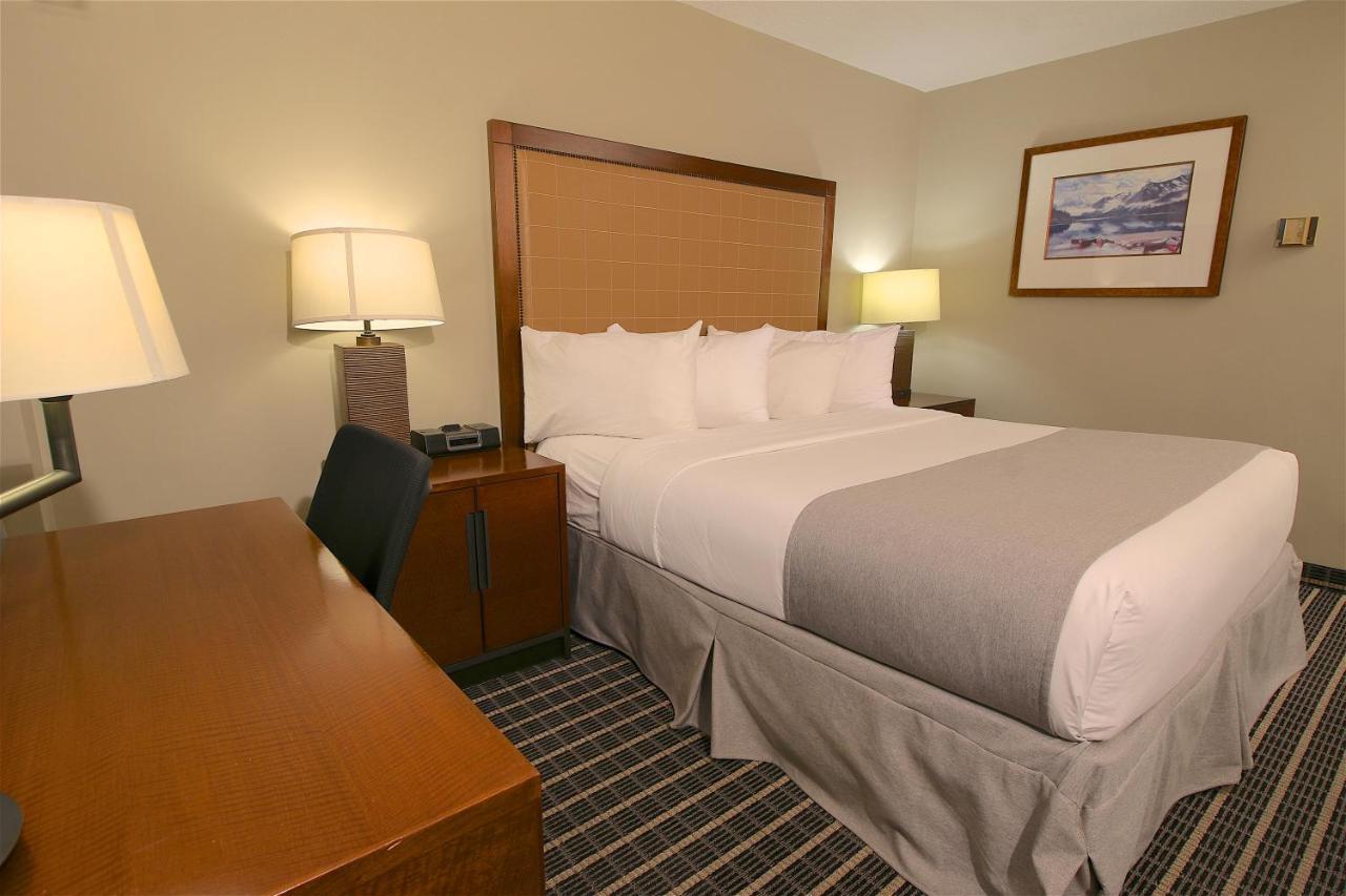 Clarion Pointe Hotel Medicine Hat Exterior photo