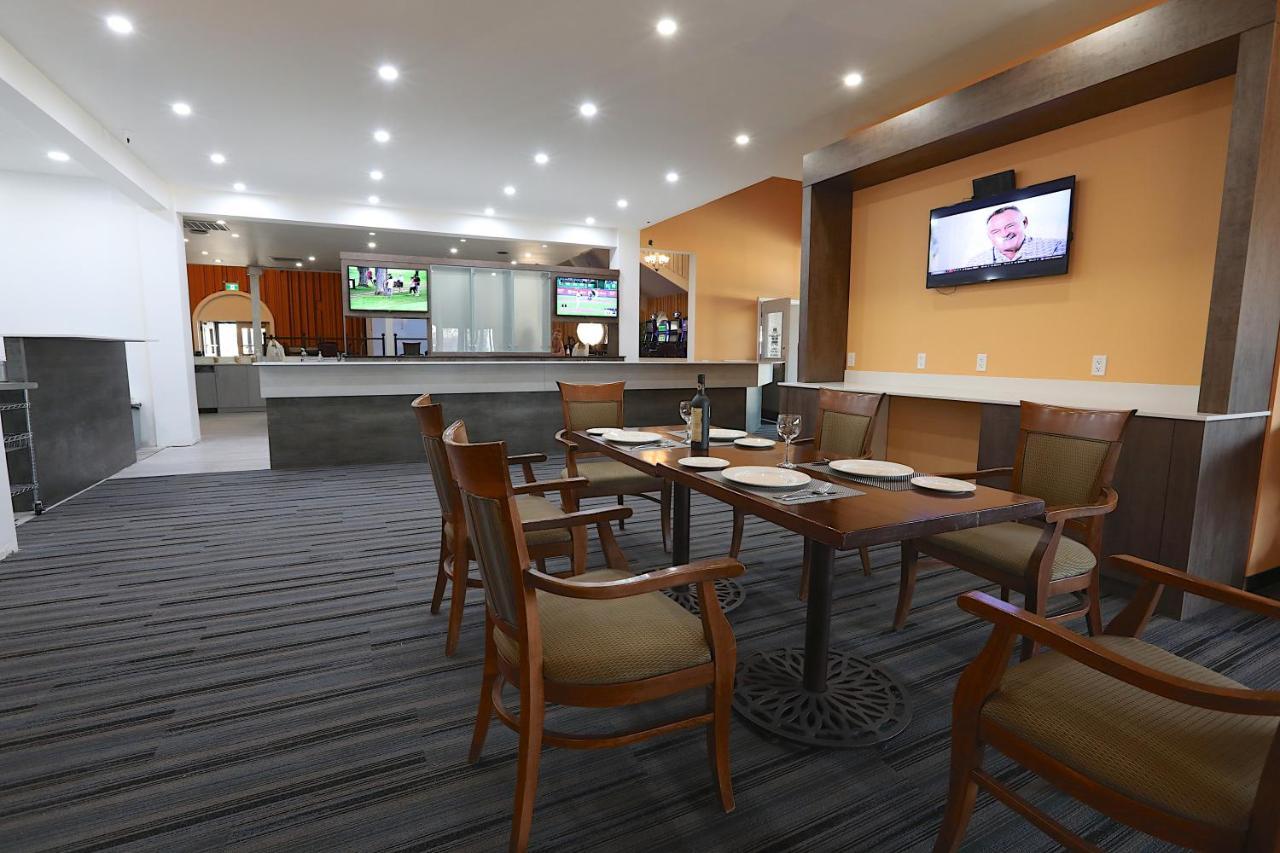 Clarion Pointe Hotel Medicine Hat Exterior photo