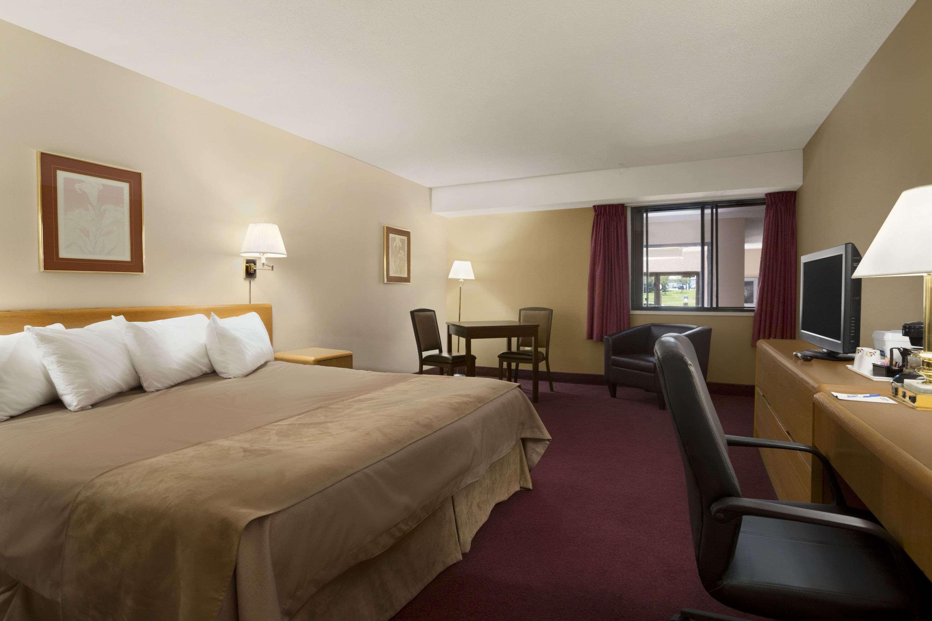 Clarion Pointe Hotel Medicine Hat Exterior photo