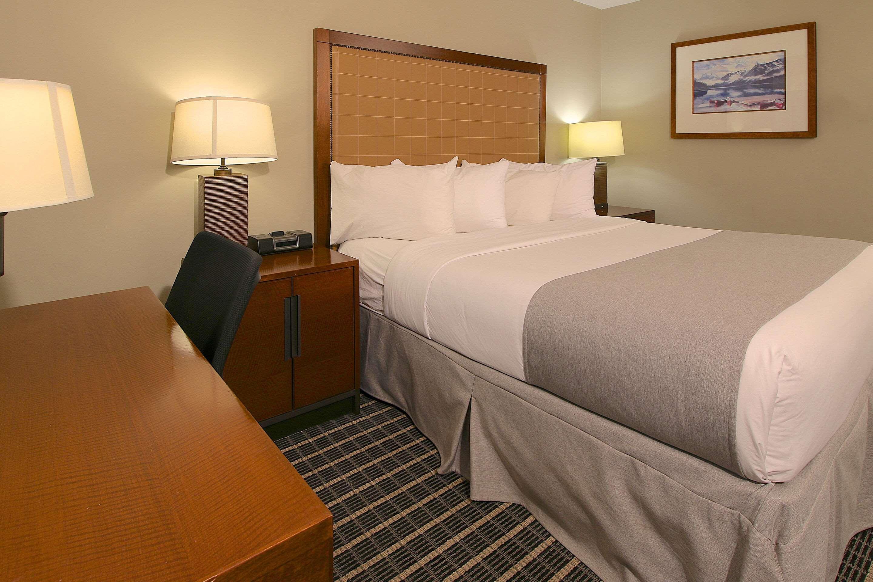 Clarion Pointe Hotel Medicine Hat Exterior photo