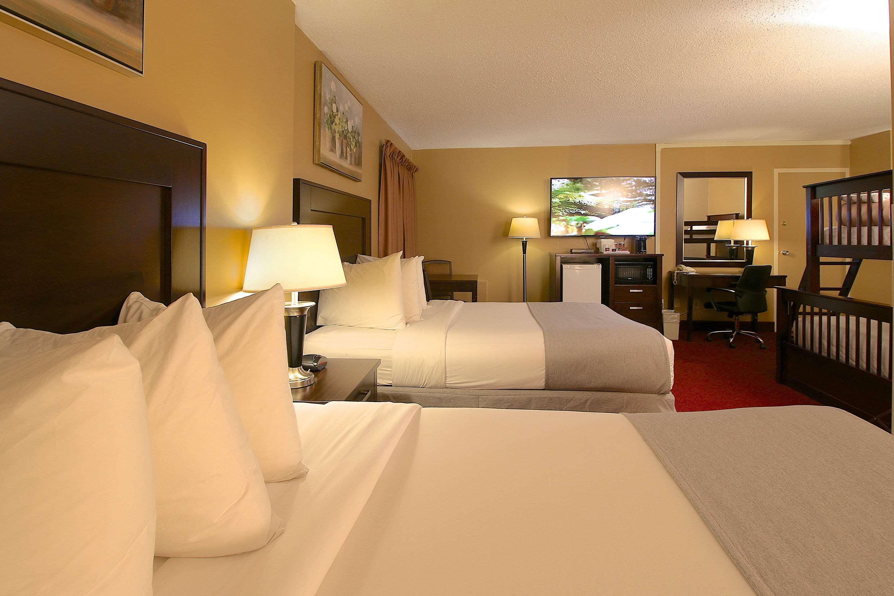 Clarion Pointe Hotel Medicine Hat Exterior photo