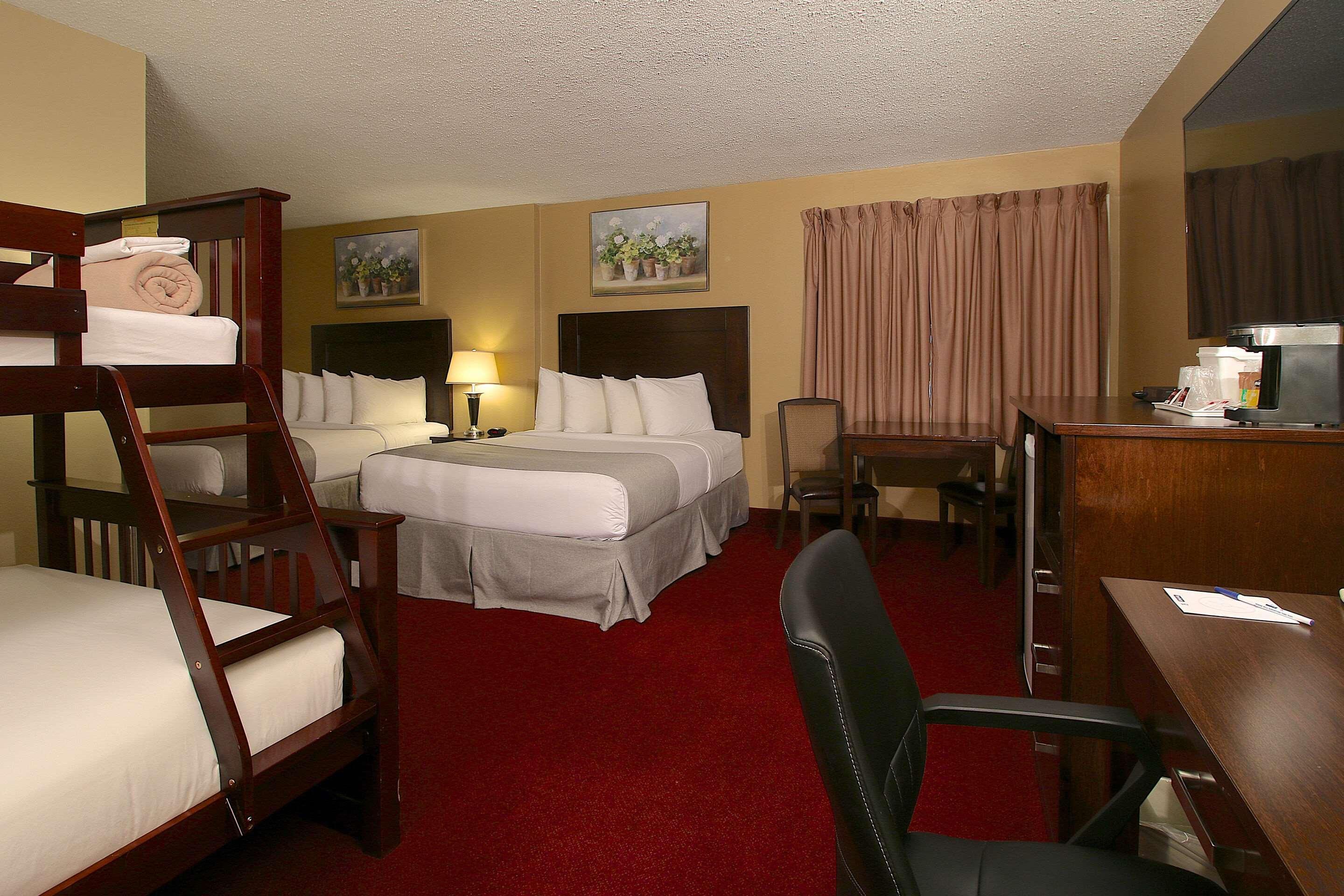 Clarion Pointe Hotel Medicine Hat Exterior photo