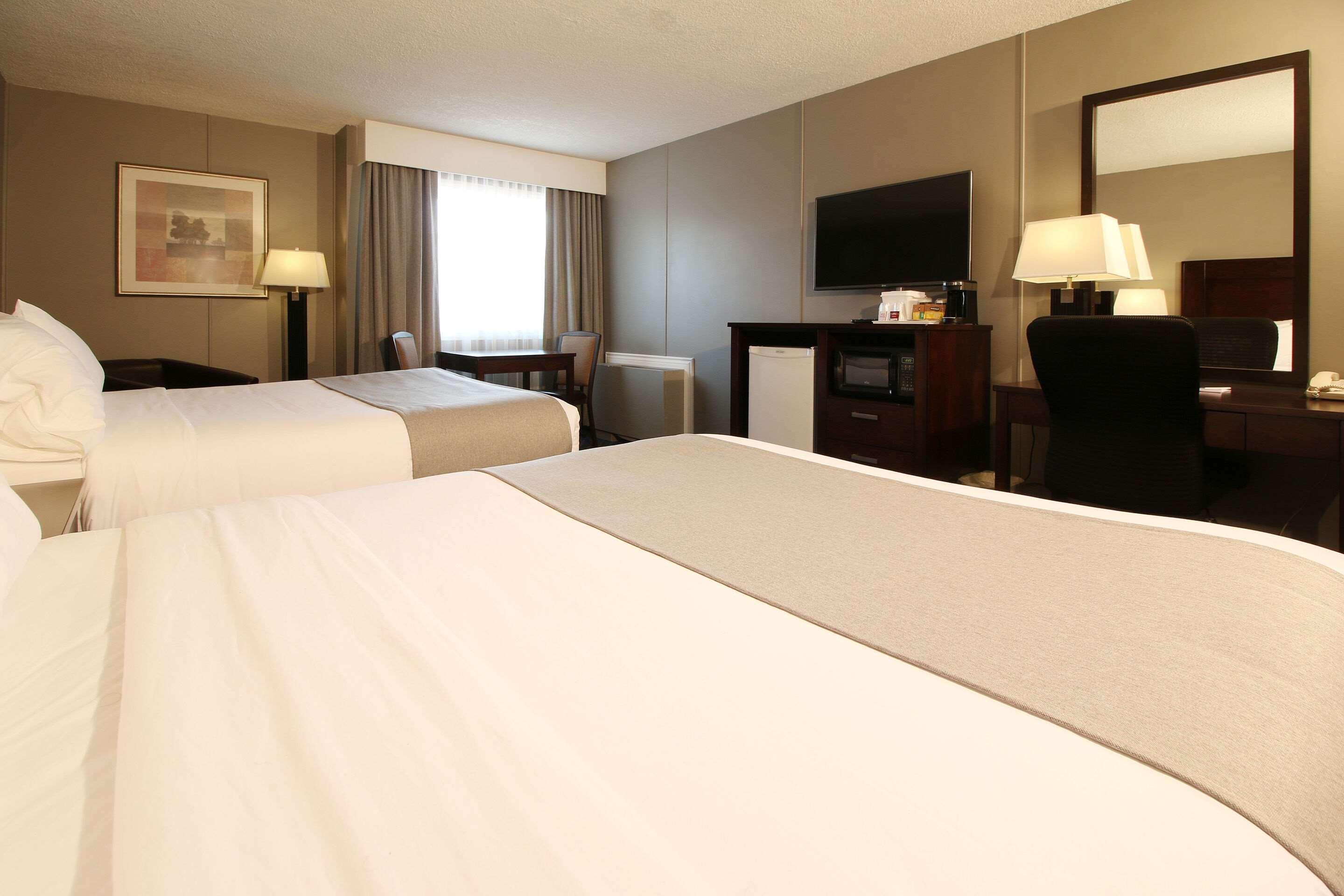 Clarion Pointe Hotel Medicine Hat Exterior photo