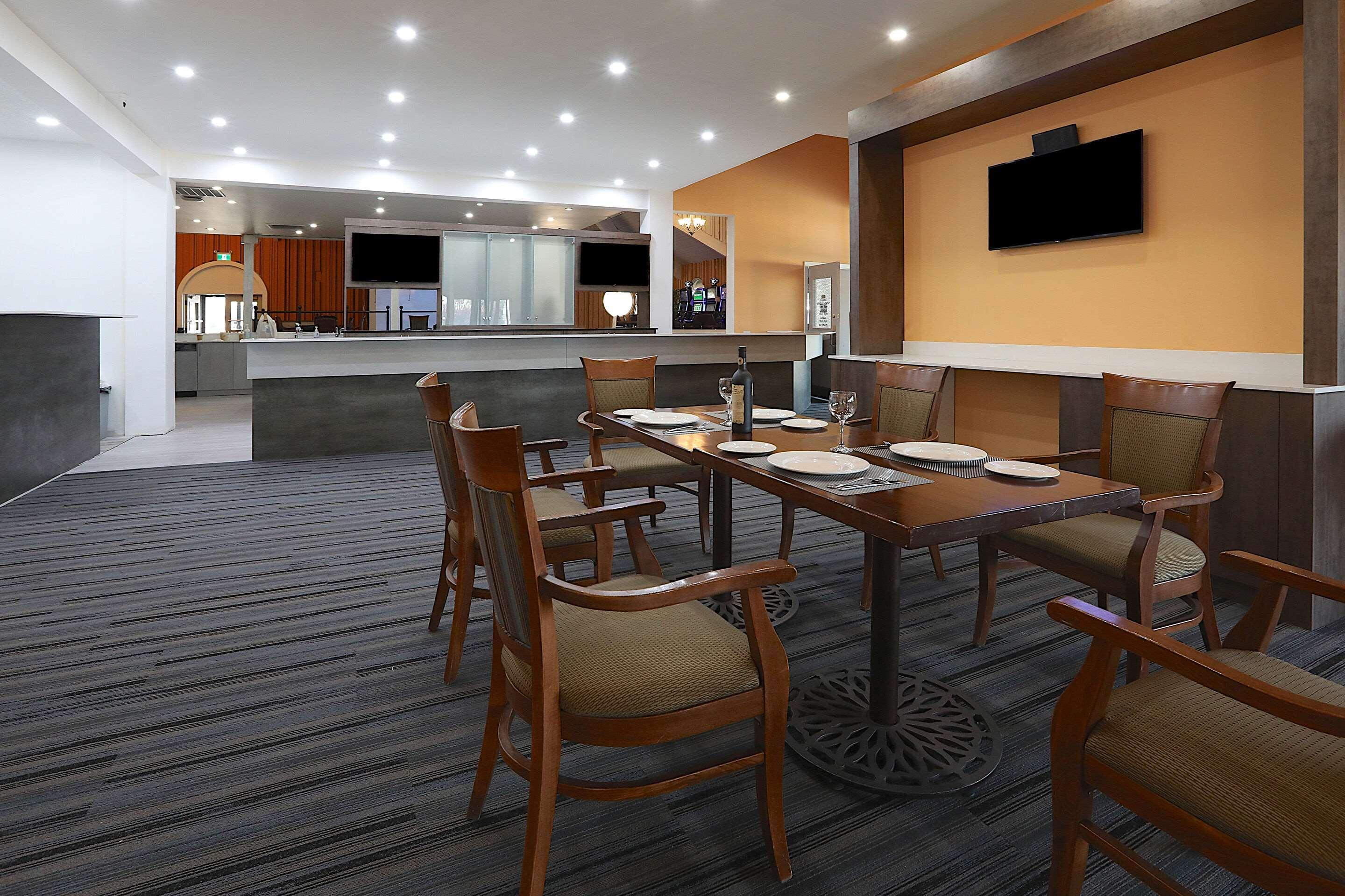 Clarion Pointe Hotel Medicine Hat Exterior photo