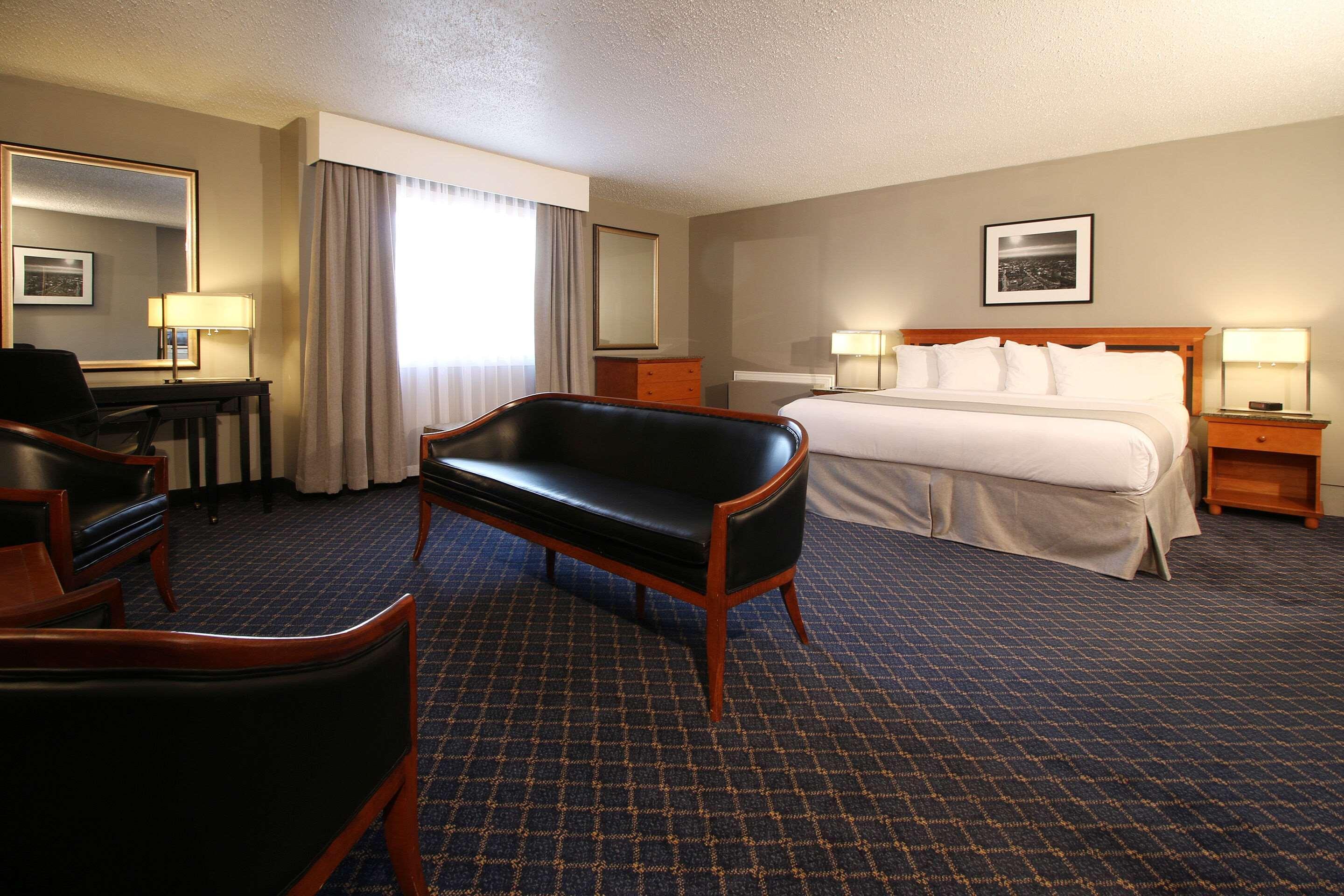 Clarion Pointe Hotel Medicine Hat Exterior photo