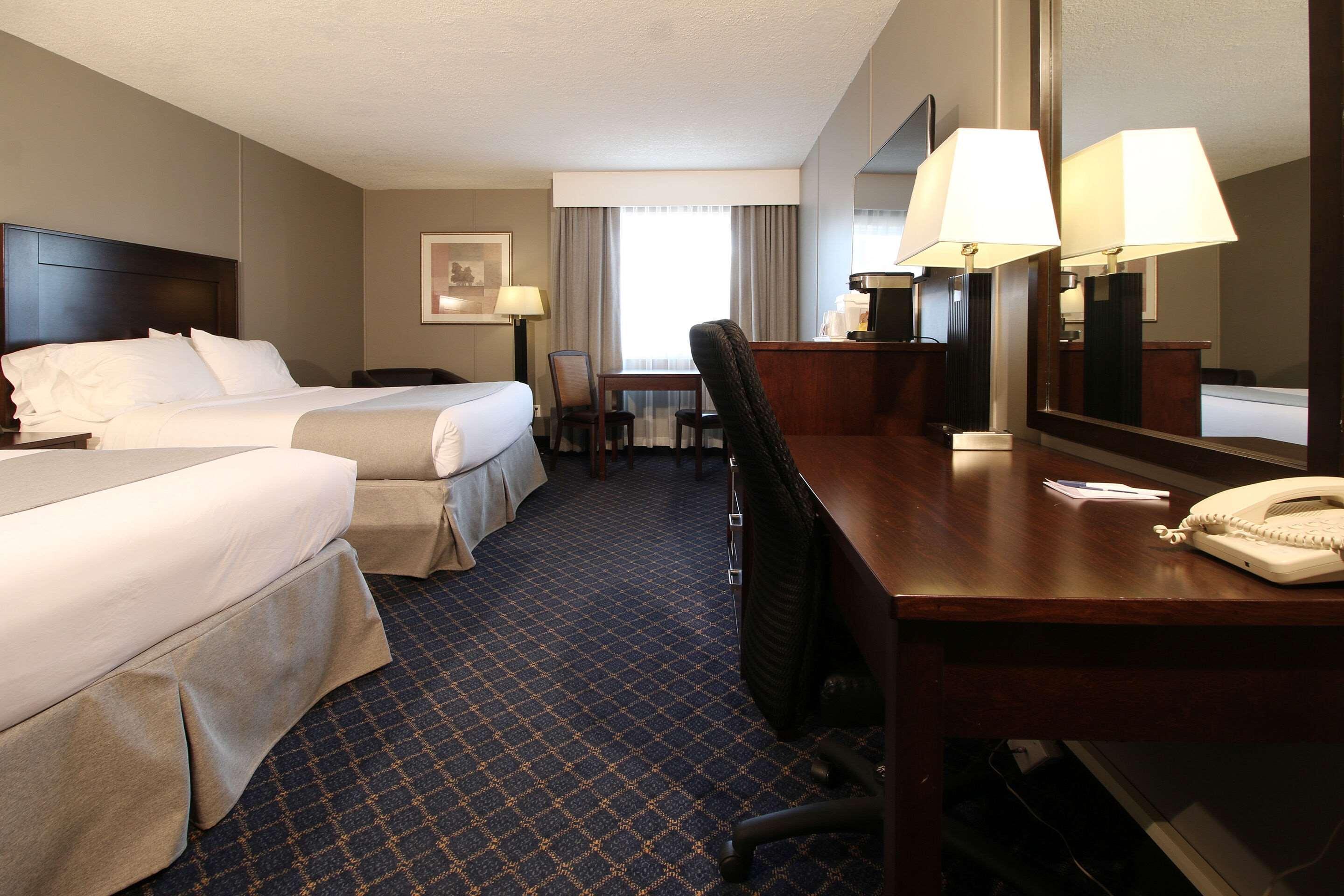Clarion Pointe Hotel Medicine Hat Exterior photo