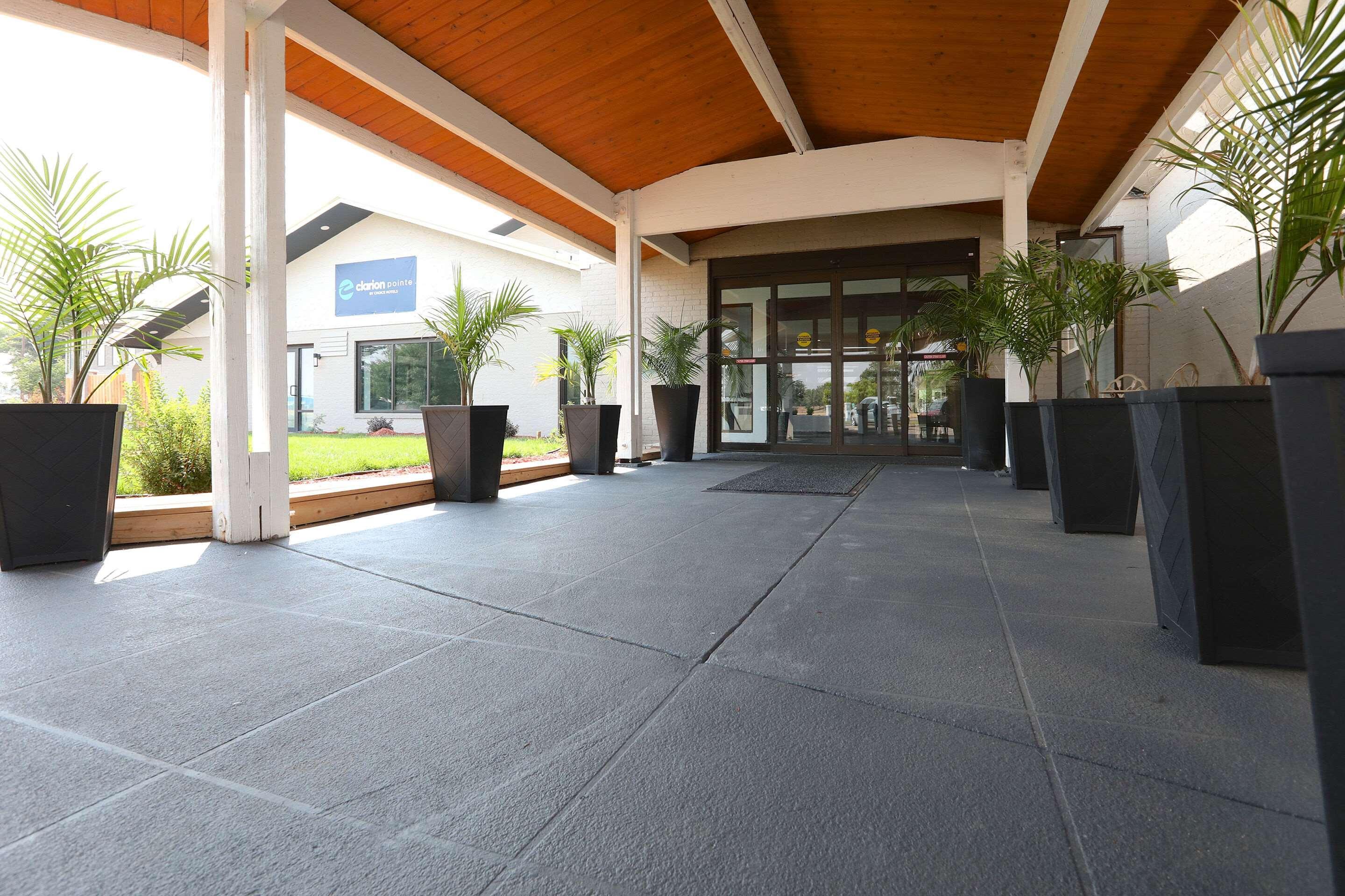 Clarion Pointe Hotel Medicine Hat Exterior photo