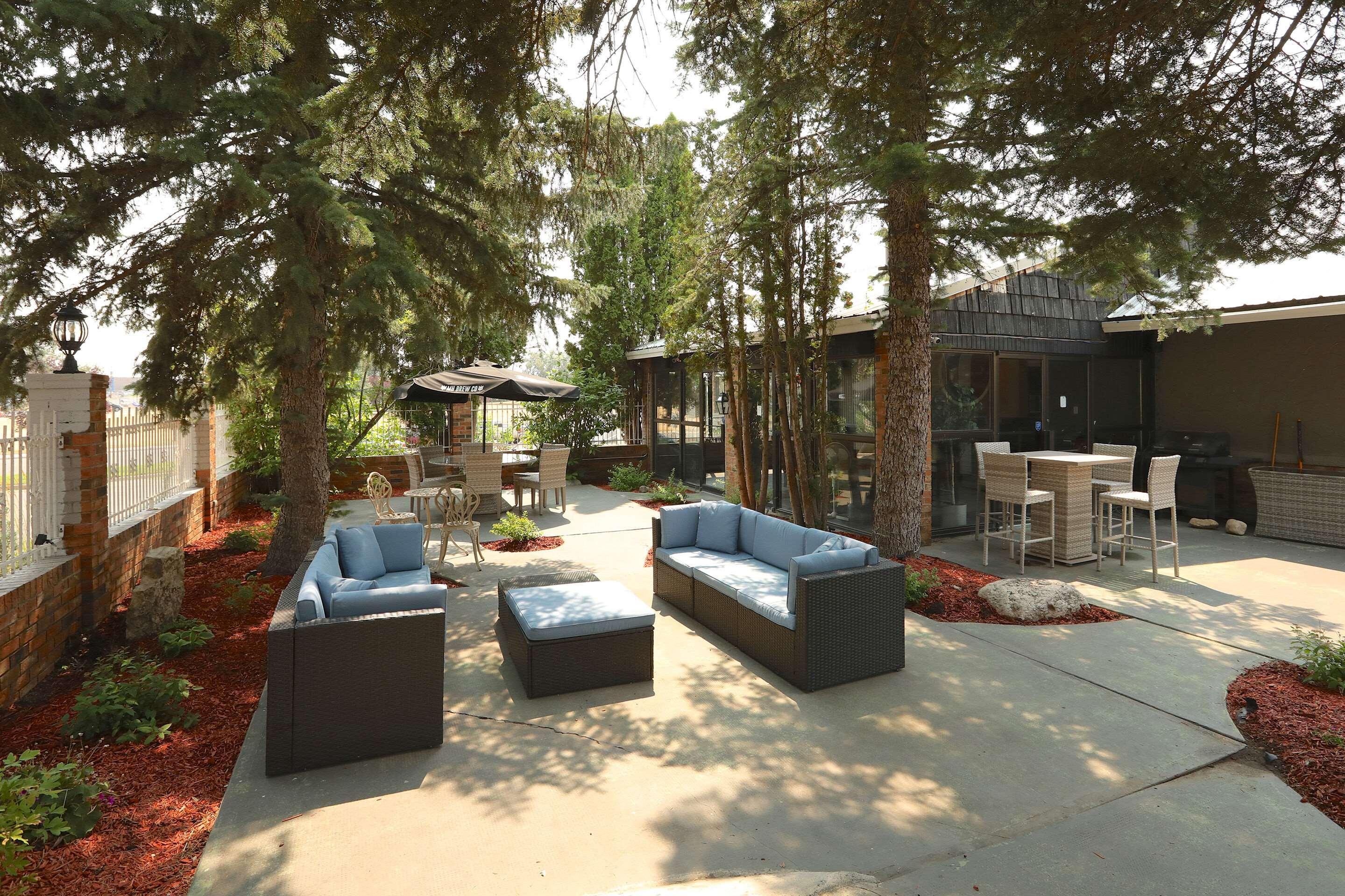 Clarion Pointe Hotel Medicine Hat Exterior photo