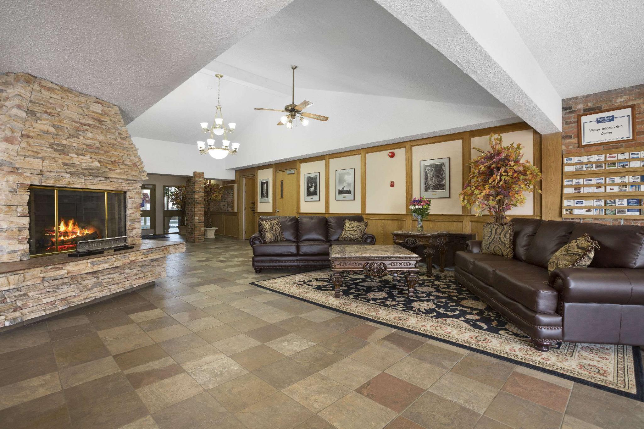 Clarion Pointe Hotel Medicine Hat Exterior photo