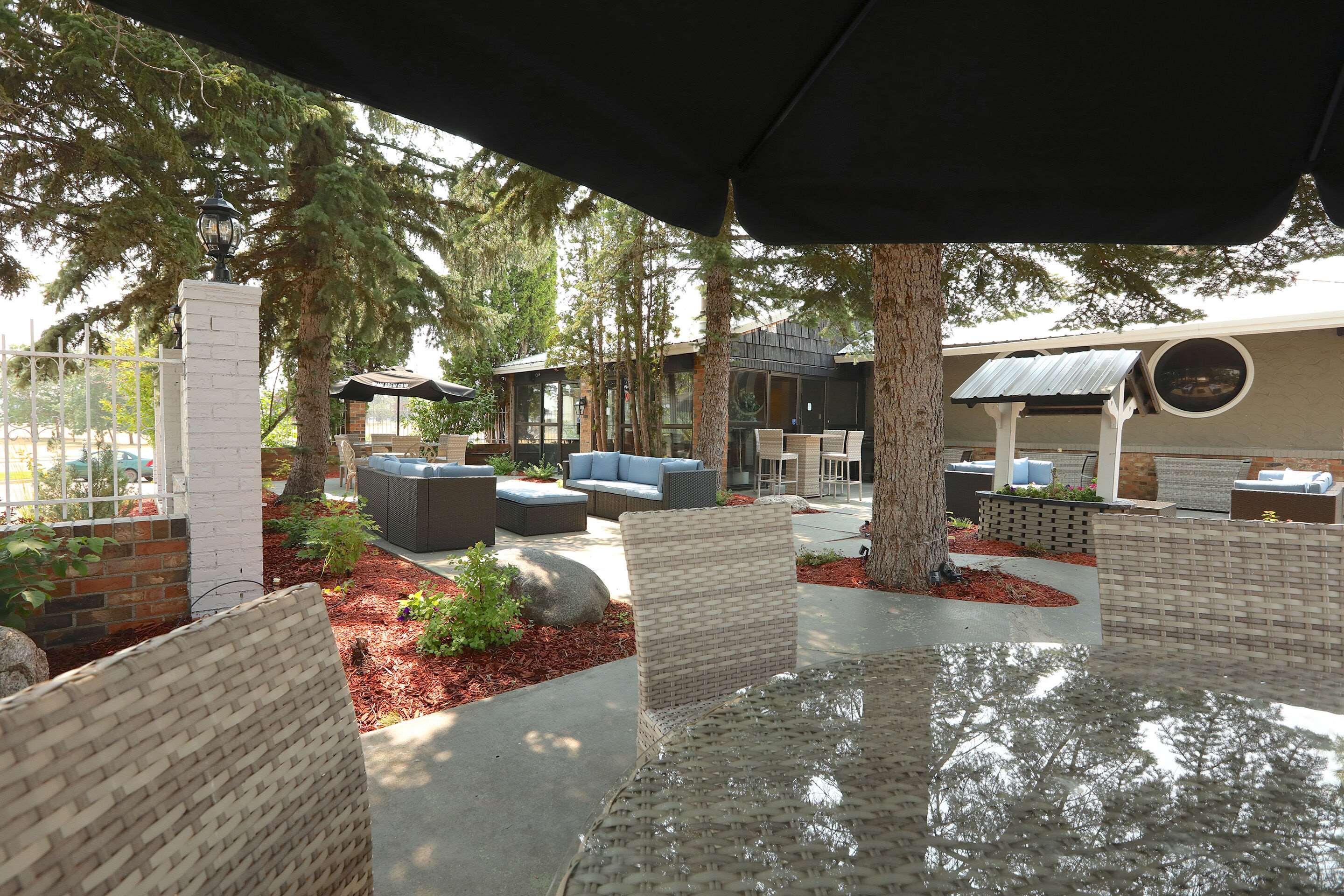 Clarion Pointe Hotel Medicine Hat Exterior photo