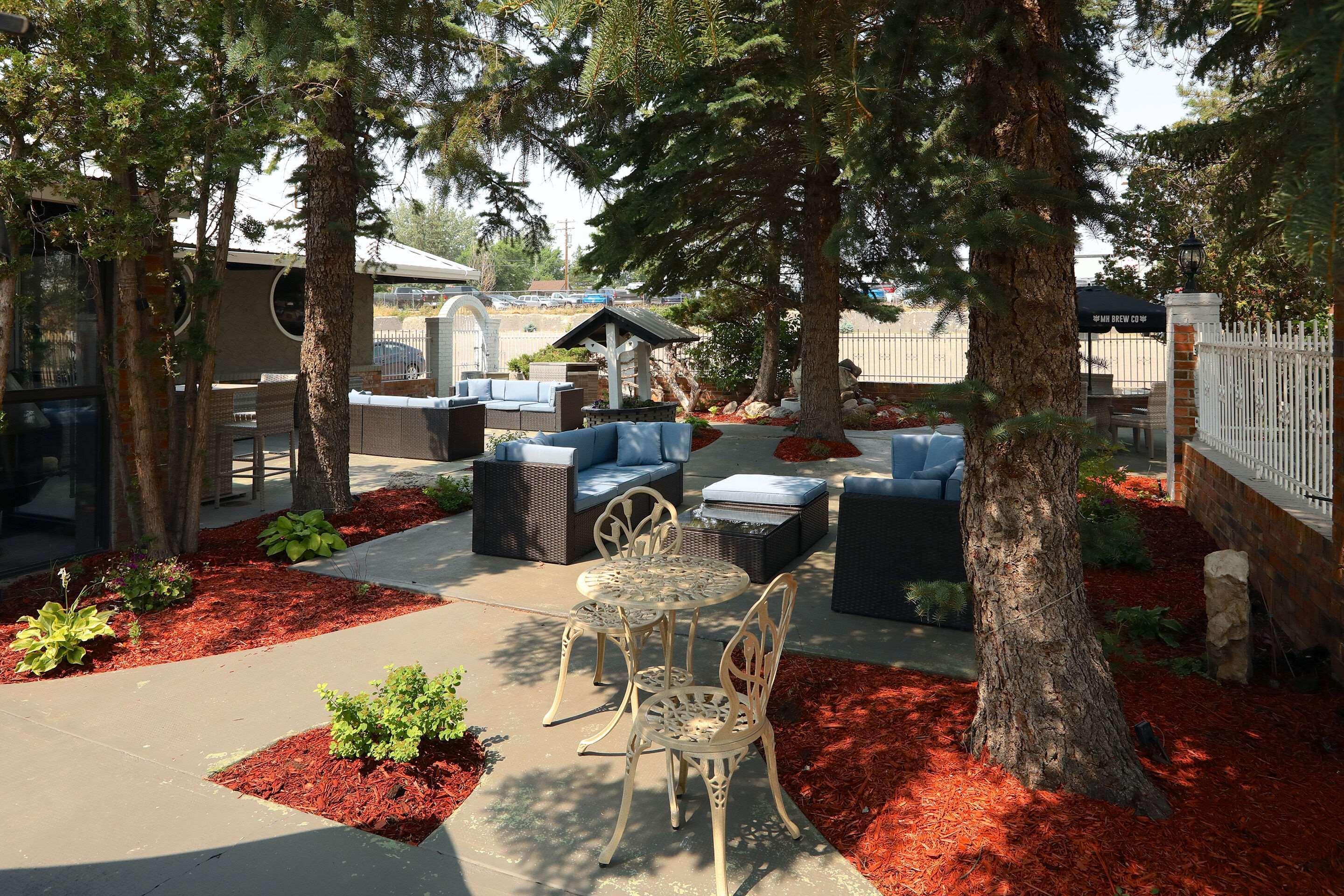Clarion Pointe Hotel Medicine Hat Exterior photo