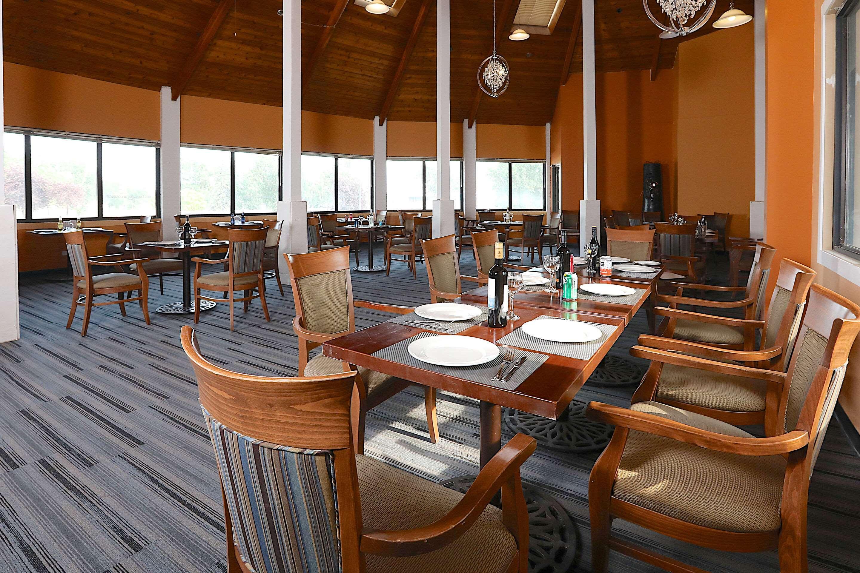 Clarion Pointe Hotel Medicine Hat Exterior photo
