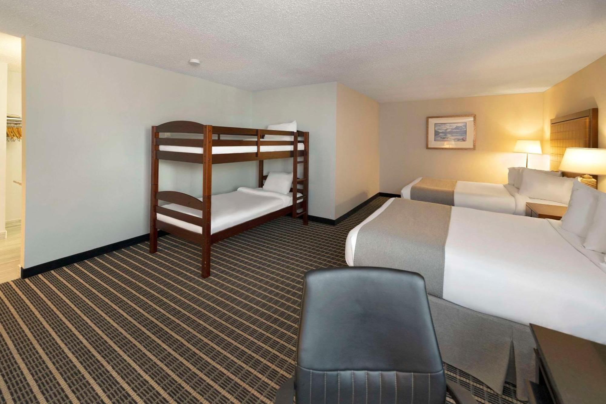 Clarion Pointe Hotel Medicine Hat Exterior photo