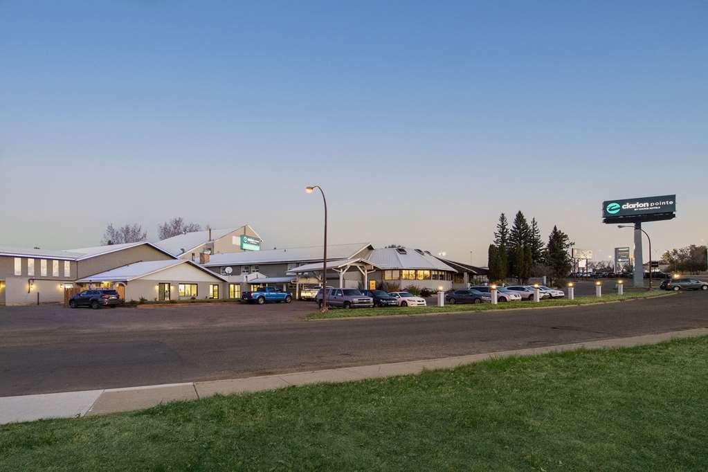Clarion Pointe Hotel Medicine Hat Exterior photo