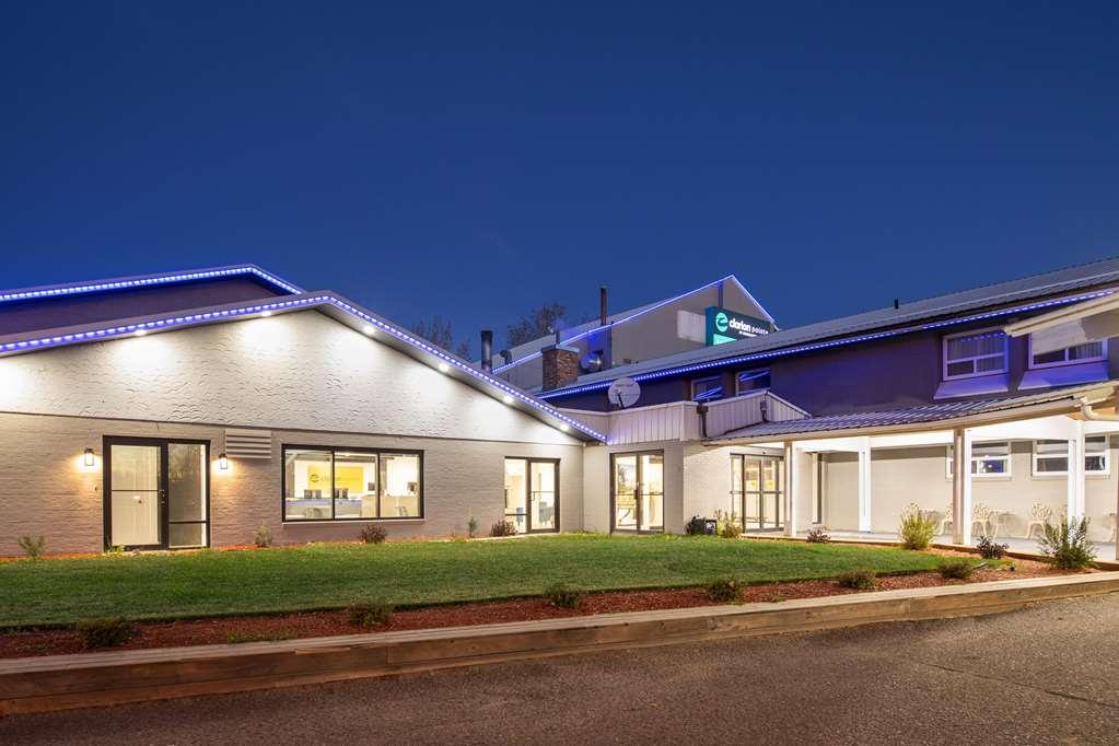 Clarion Pointe Hotel Medicine Hat Exterior photo