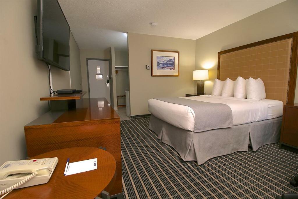 Clarion Pointe Hotel Medicine Hat Exterior photo
